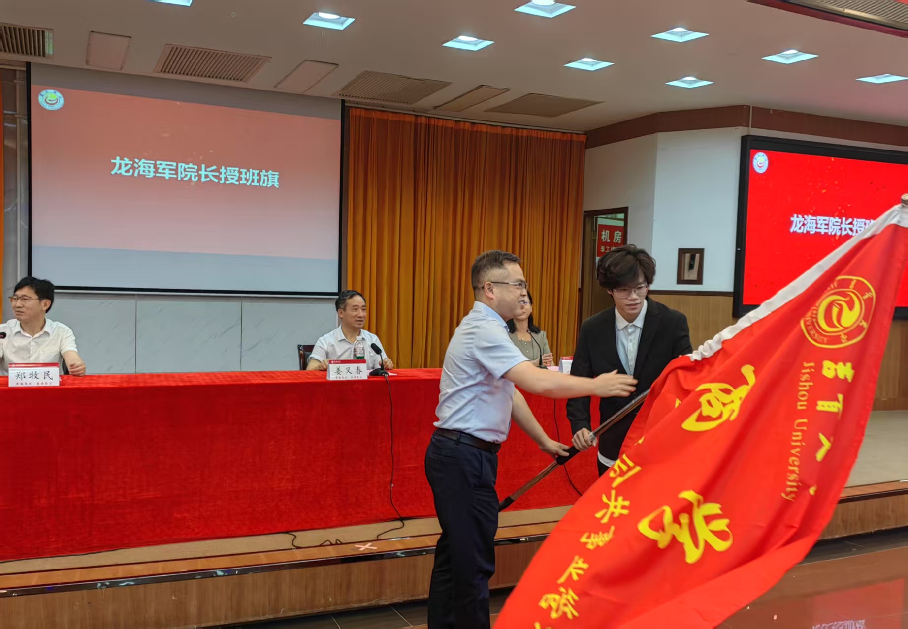 2026年世界杯中文官方网站经理龙海军授旗.jpg